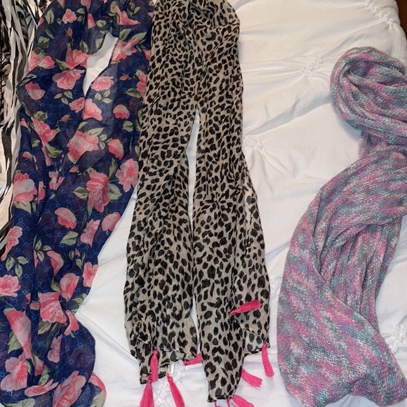 Bundle of 8 youth scarfs - Justice and other various - Picture 3 of 13